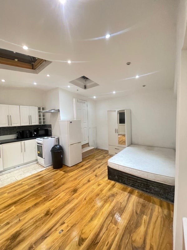 ✨🔥 Studio Flat with Garden – Hackbridge / Mitcham Main Photo