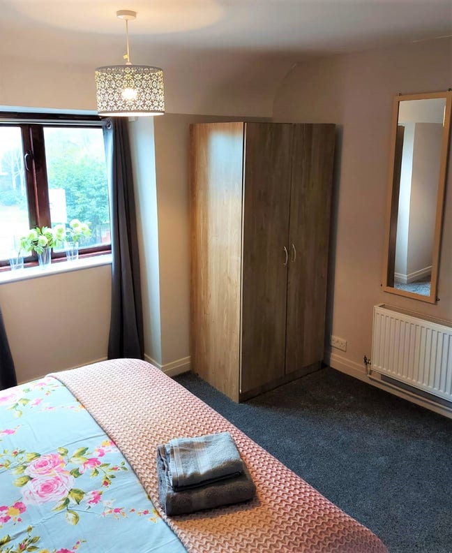 Large bedroom at Parkview Residence in town center Main Photo