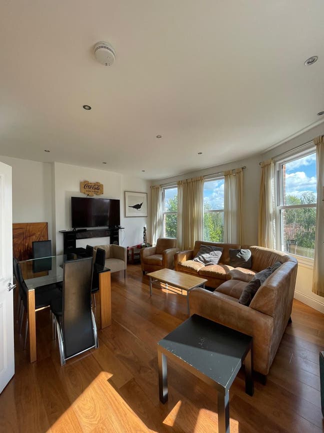 Tenancy Takeover – 3 Bed Flat – &pound;3,600 pcm – Avail Main Photo