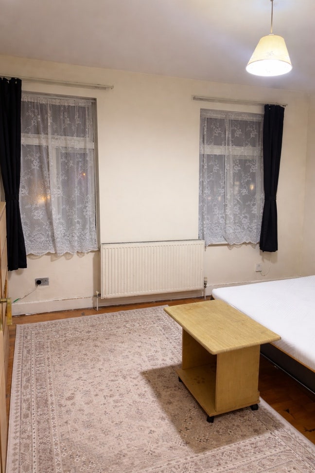 Big double room close to underground station Main Photo