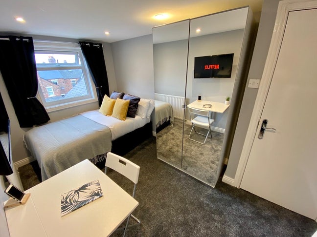 Room for Rent in social household  Main Photo