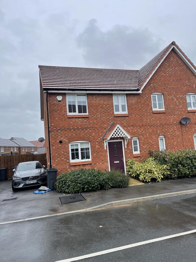 I single room with bed and wardrobe  Main Photo