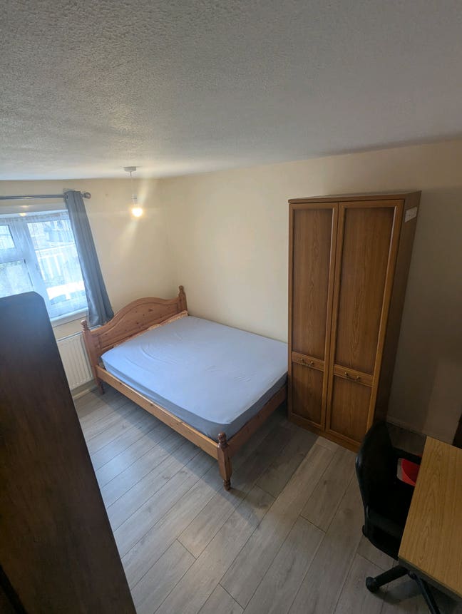 A lovely double room with double bed for one Main Photo