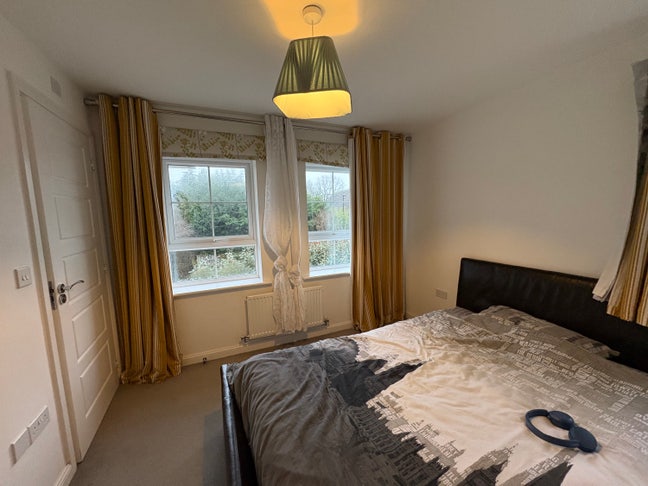 Looking for a housemate to share a house Main Photo