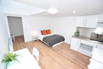 Coming Soon Lovely Ensuite Studio Room ! Main Photo