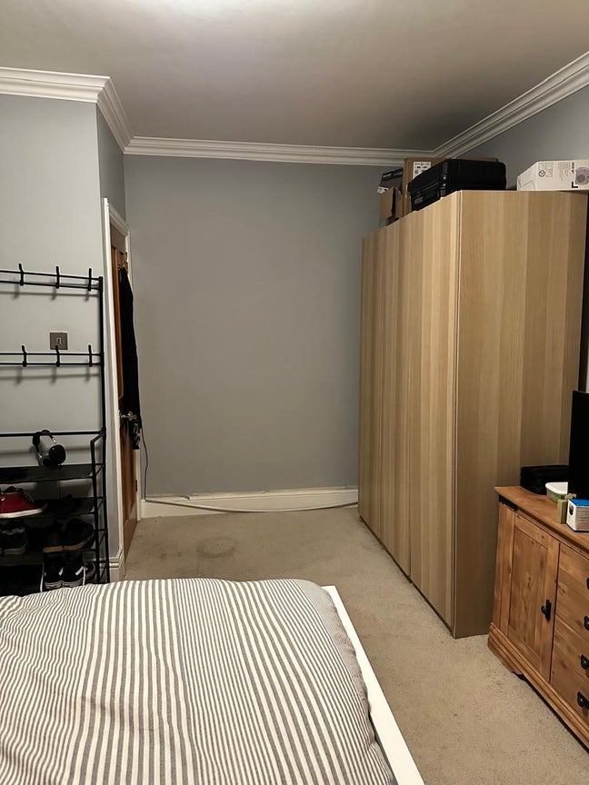 Spacious Room on bus routes  Main Photo