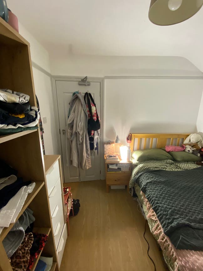 Small double in modern friendly house Main Photo