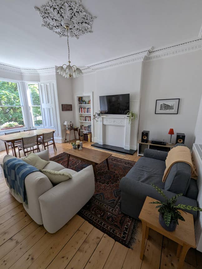 Double room in spacious Marchmont flat Main Photo