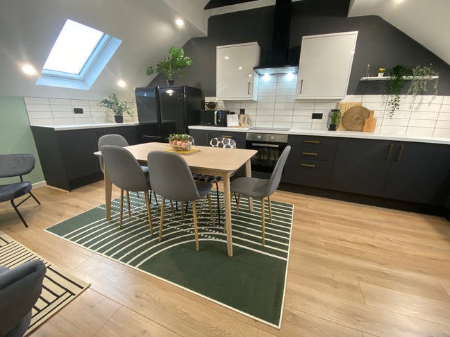 Lovely Room with its own private bathroom Main Photo