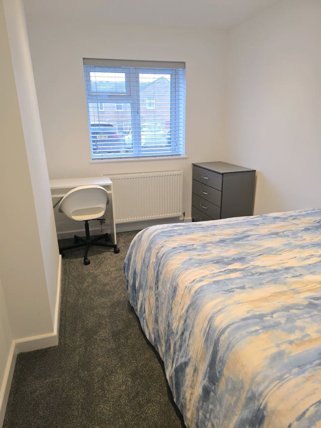 Room available in a newly renovated property Main Photo