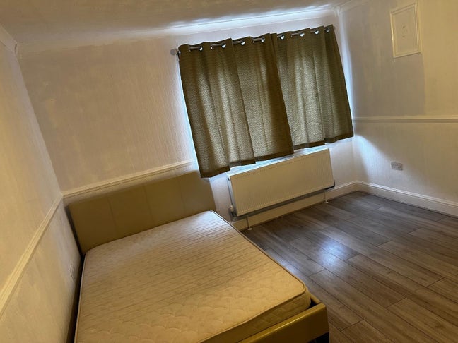 Large double room-shared bathroom Main Photo