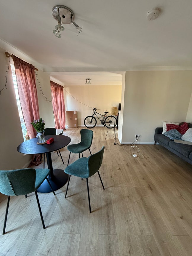 Room for rent in West Silvertown  Main Photo