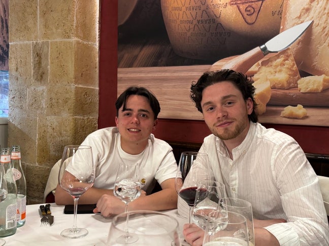 24 year old professional looking for room Main Photo