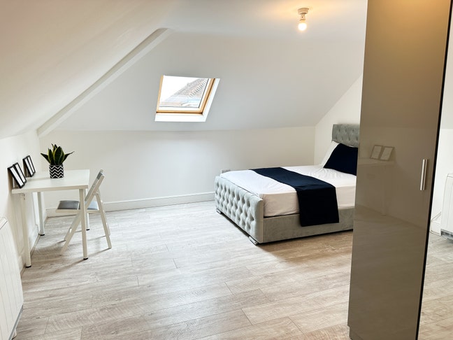 Loft Double Room in Strategic Location NW2 Main Photo