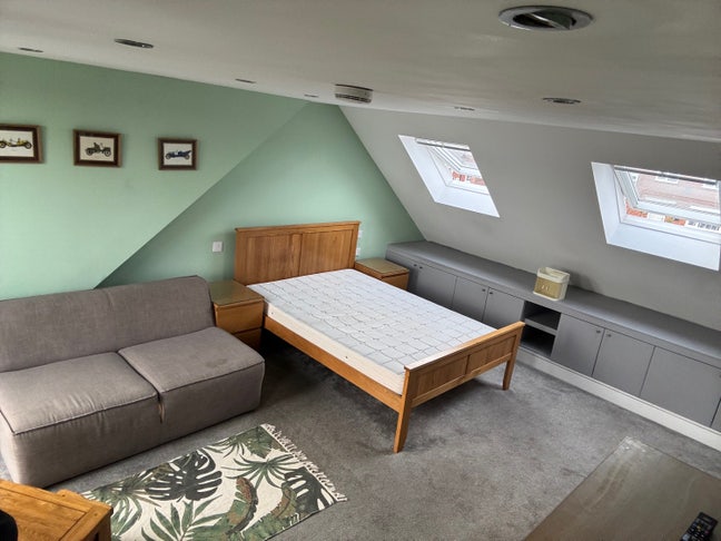 Large Modern Double Room, All Bills Included,  Main Photo