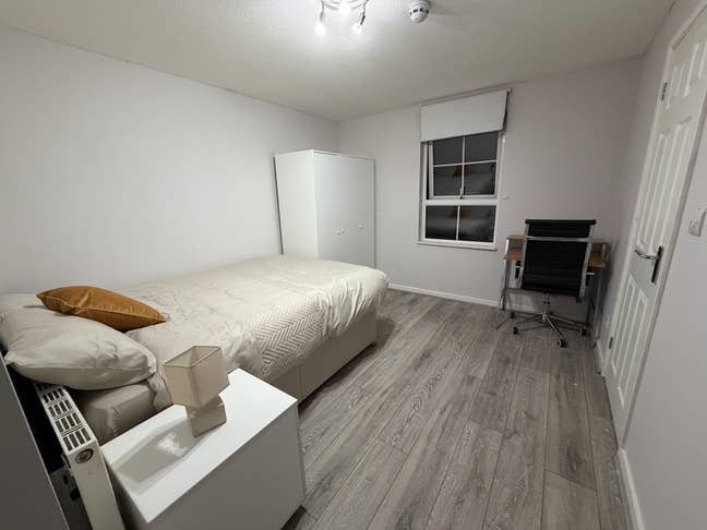 Room with en-suite  Main Photo