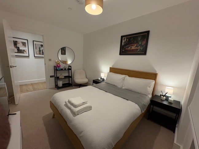 Luxury 2B-Bed Apartment Minutes from City Centre Main Photo