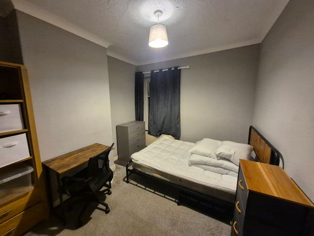 Bedroom available for rent in a 4 bedroom house Main Photo