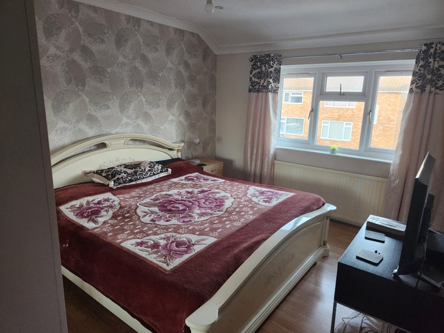 Doubke room for rent In britwell Main Photo