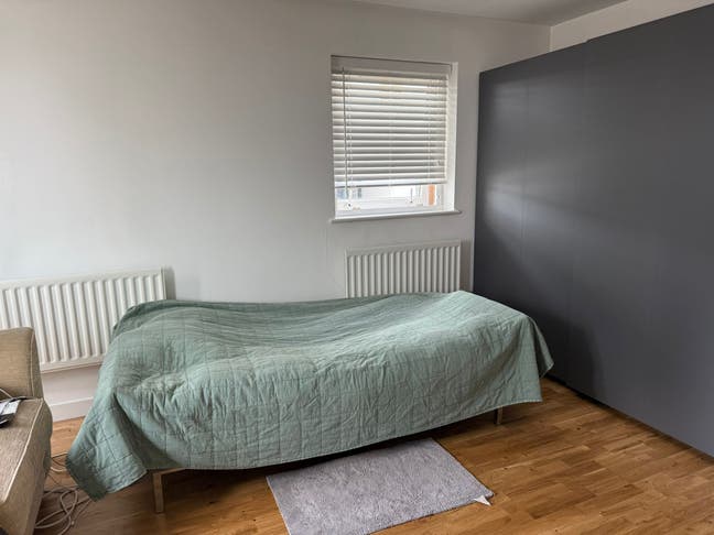 Looking for someone to look after my room Main Photo