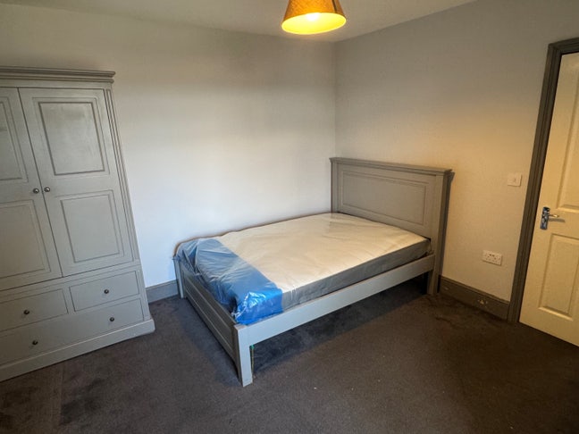 Studio with separate ensuite and Kitchenette Main Photo