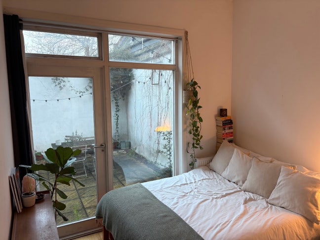 Bright double bedroom with garden  Main Photo