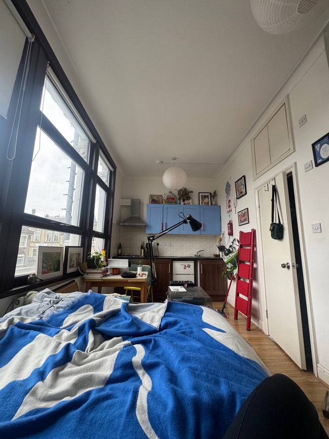 Studio flat available end of the month  Main Photo