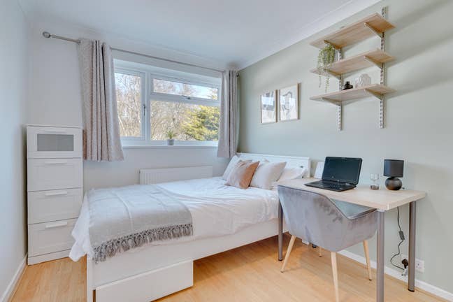 Bright Double Room ✨ Free Parking 🚗 Main Photo