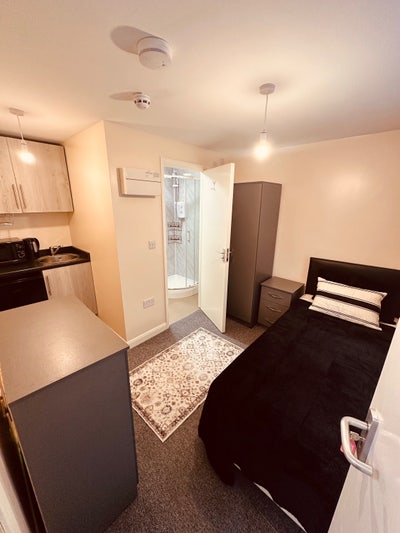 🔥Large Studio En Suite Near Heathrow🔥 Main Photo