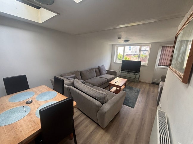 2 Rooms Available, All Bills Included! Main Photo