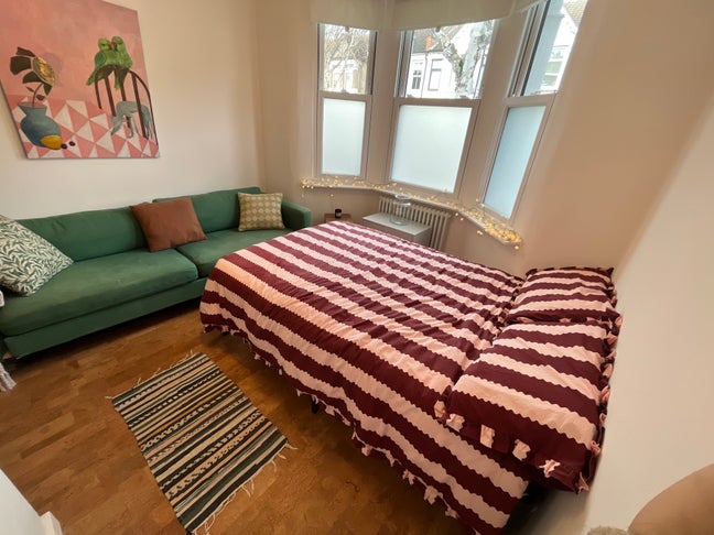 Private room for rent near Wood Street station Main Photo