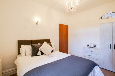 Lovely double room - W7 Main Photo