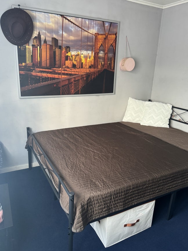 Dbl bedroom for a female housemate Main Photo