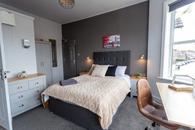 Comfortable studio room near college with parking Main Photo