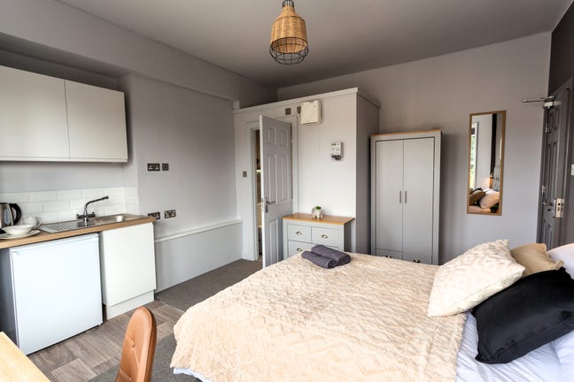 Comfortable studio room near college with parking Main Photo