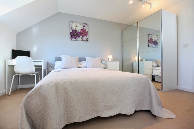  🌟All Girls 🌟Gorgeous Ensuite 🌟 Central location Main Photo