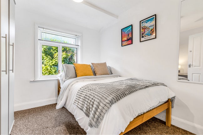 Move In with No Deposit – All Bills Included  Main Photo