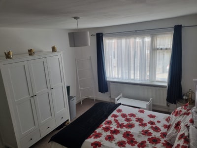 Double Room to Rent near Hayes and Harlington stat Main Photo