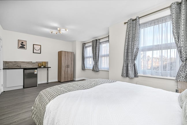 Lovely Ensuites Available Near Northfields Station Main Photo