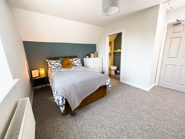 Contemporary double ensuite in lovely shared house Main Photo