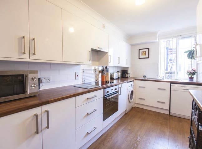 🚆 Newly Refurbished Double Room – Next to Crossh Main Photo