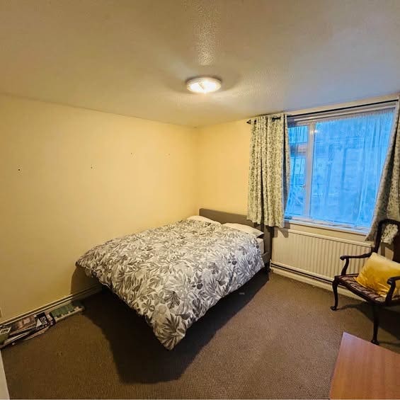 Double Spacious Bedroom in a Shared Flat/Apartment Main Photo