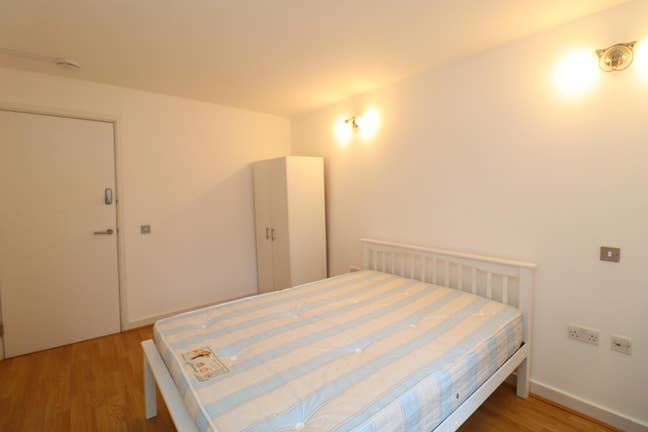 Last Master Room for Couple in North Greenwich  Main Photo