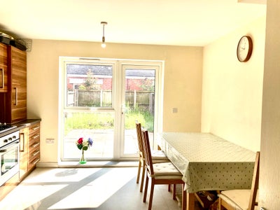 A bright double room close to city center and un Main Photo