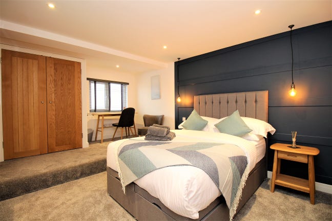 Ensuite Room Spacious Communal Area Main Photo