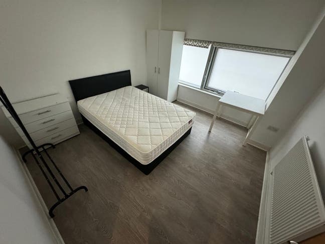 🚶 Double Room in 3-Bed Flat | Steps from Canary W Main Photo