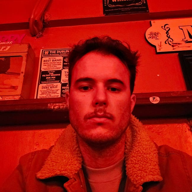 Professional seeking room in london Main Photo