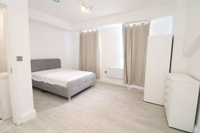 En Suite- Private Batrhoom - Woolwich Station Main Photo