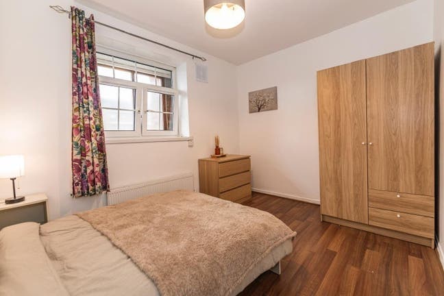 ⭐ Spacious Double Room | All-Female 4-Bed Flat Main Photo