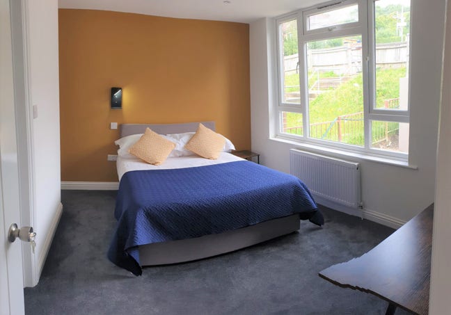 Modern Room. Walking distance to QA HOSPITAL  Main Photo